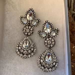 Stunning earrings. Mint condition